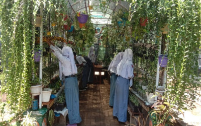 KEGIATAN PERAWATAN TANAMAN OLEH SISWA -SISWI TIM ADIWIYATA SMA WALI SONGO DI GREEN HOUSE