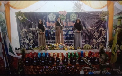 PELEPASAN SISWA SISWI SMA WALISONGO DAN PEMBAGIAN TROPHY BAGI SISWA BERPRESTASI OLEH KEPALA SEKOLAH SMA WALISONGO